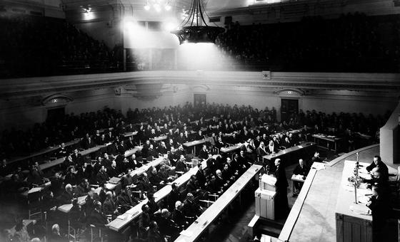 В одном из залов Вестминстерского дворца в Лондоне собрались делегации 51 государства, подписавшего Устав ООН. 